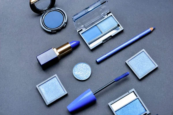 Set blauer Make-up-Kosmetik auf dunklem Hintergrund — Stockfoto