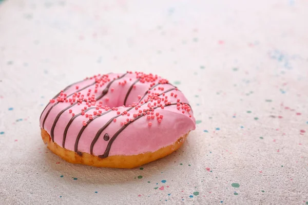Leckerer Donut auf hellem Hintergrund — Stockfoto