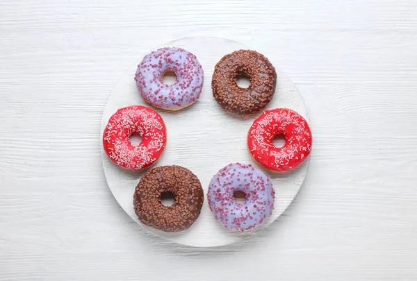 Saborosos donuts no fundo de luz — Fotografia de Stock