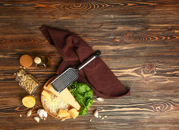 Ingredients for pesto sauce on wooden background — Stock Photo, Image