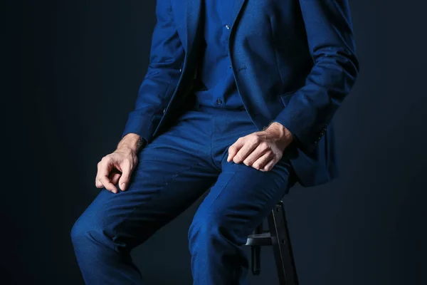 男でスタイリッシュな青い服で暗い背景 — ストック写真