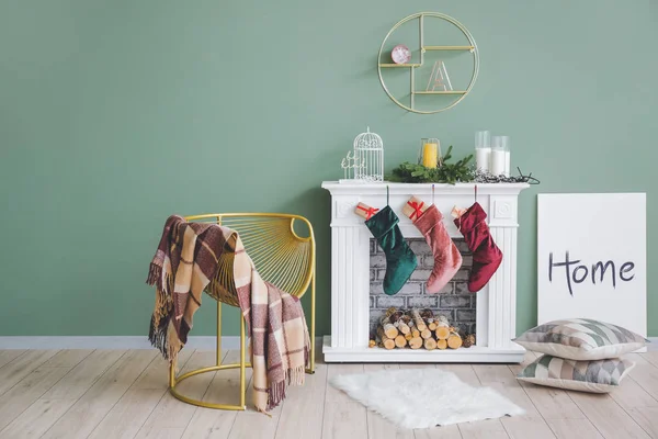 Christmas socks with gifts hanging on fireplace in interior of room — Stock Photo, Image