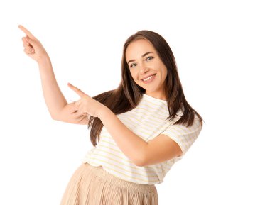 Beyaz arka planda bir şey gösteren güzel bir kadının portresi.