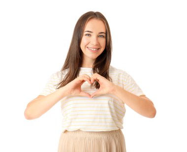 Güzel bir kadının portresi, elleri beyaz arka planda kalp şeklinde.