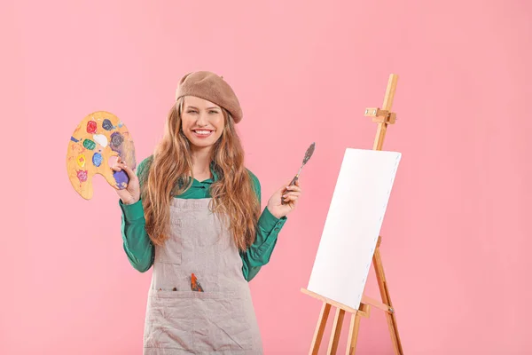 Молодая художница на цветном фоне — стоковое фото