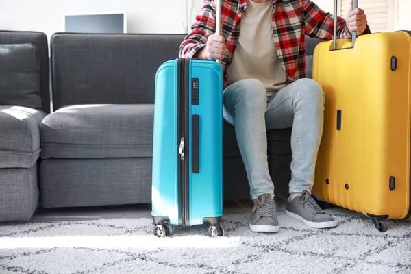 Joven con equipaje empacado en casa — Foto de Stock