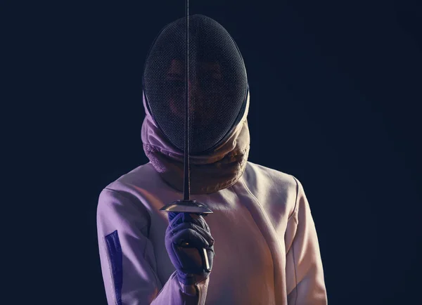Mladá žena šermíř na tmavém pozadí — Stock fotografie