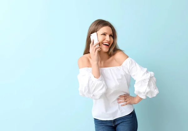 Donna felice che parla con il telefono cellulare su sfondo di colore — Foto Stock