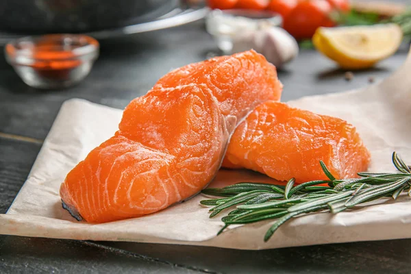 Salmón crudo fresco en la mesa —  Fotos de Stock