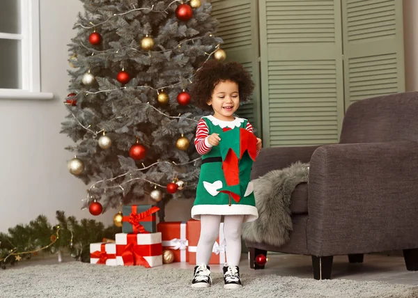Kleines Mädchen im Elfenkostüm zu Hause an Heiligabend — Stockfoto