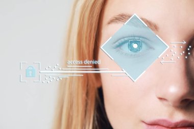 Kadın hacker ile tarama, closeup Iris. Dijital suç kavramı