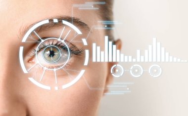 Kadın hacker ile tarama, closeup Iris. Dijital suç kavramı