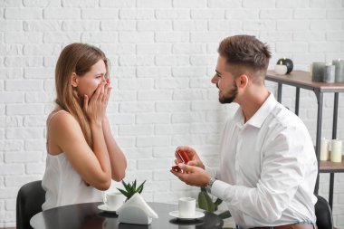 Genç adam onun sevgili için romantik tarihte öneriyor