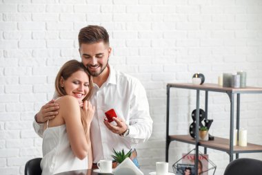 Genç adam onun sevgili için romantik tarihte öneriyor