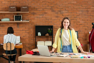 Atölyedeki güzel bayan tasarımcı