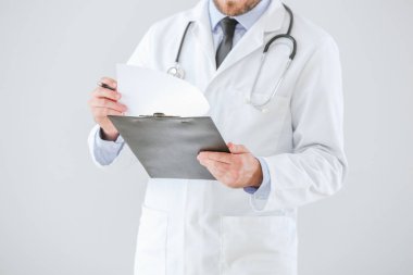 Açık arkaplanda panosu olan erkek doktor