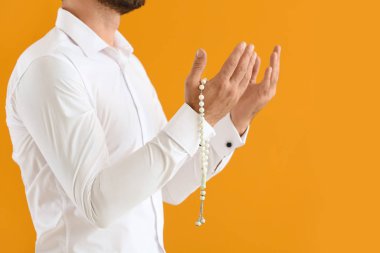 Müslüman adam renk geçmişi için dua ediyor