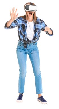 Beyaz arka planda sanal gerçeklik gözlüklü genç bir kadın.