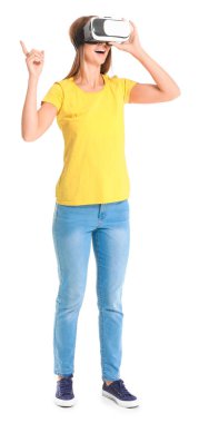 Beyaz arka planda sanal gerçeklik gözlüklü genç bir kadın.