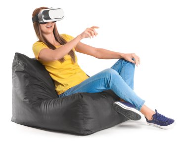 Beyaz arka planda sanal gerçeklik gözlüklü genç bir kadın.