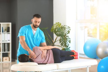 Rehabilitasyon merkezinde kadın hastalarla çalışan fizyoterapist.