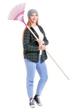 Sonbahar yaprakları için tırmık taşıyan kadın beyaz arka planda temizlik yapıyor