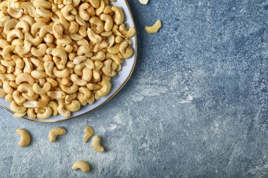 Renkli fındıklı fındıklı tabak.