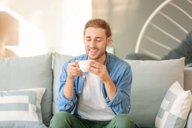 yakışıklı adam evde kahve içme