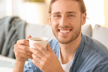 yakışıklı adam evde kahve içme