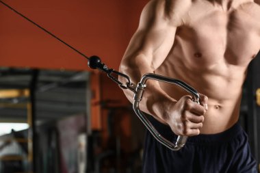 Sportif kaslı adam spor salonunda çalışıyor.