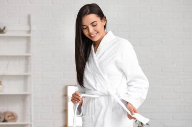 Güzel genç kadın evde banyo yapmak