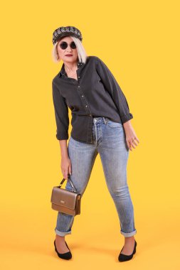 Renkli arka planda moda olgun kadın