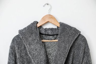 Duvarda asılı temiz bornoz.