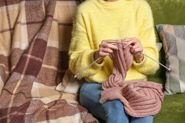 Genç kadın sıcak eşarp evde örgü