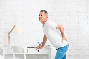 Olgun adam evde sırt ağrısı acı