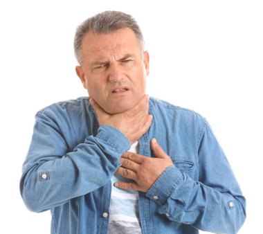 Beyaz arka planda boğazı ağrıyan olgun bir adam.