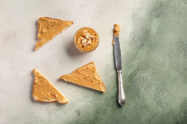 Taze ekmek ve arka planda fıstık ezmesi.