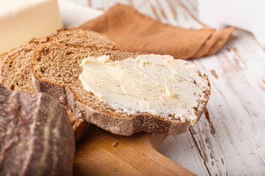 Tereyağlı lezzetli ekmek, yakın plan.