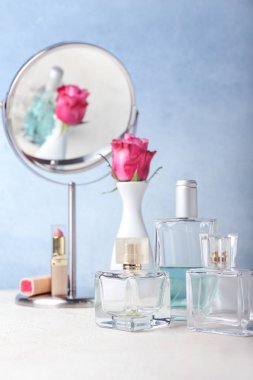 Tuvalet masasında farklı parfümler var.