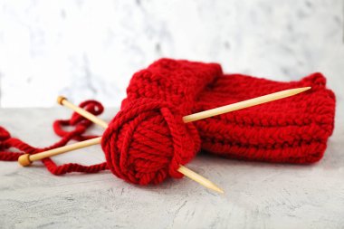 Yarım yamalak örgü ören şapka ve hafif arka planda iğneler.