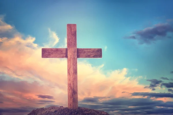 Grave with christian cross against blue cloudy sky — Stock Photo, Image