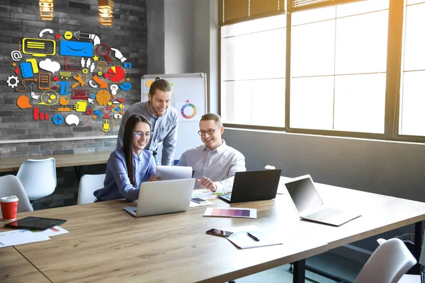 Young business people having business meeting in modern office — Stock Photo, Image