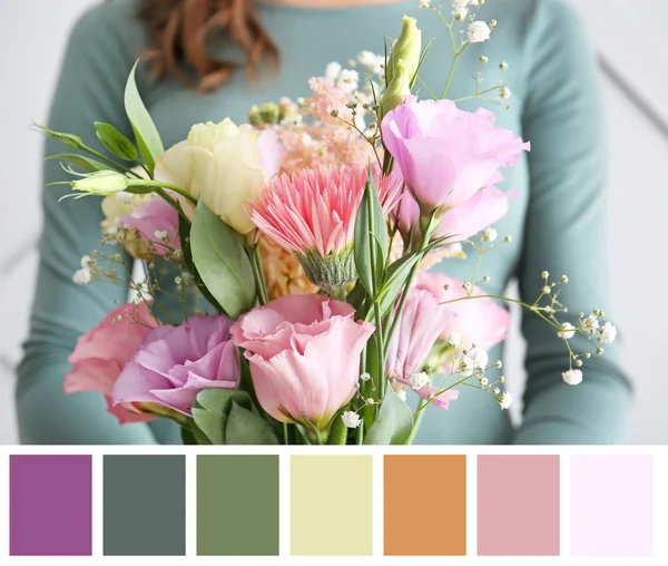 Femme avec bouquet de belles fleurs, gros plan. Différents modèles de couleur — Photo