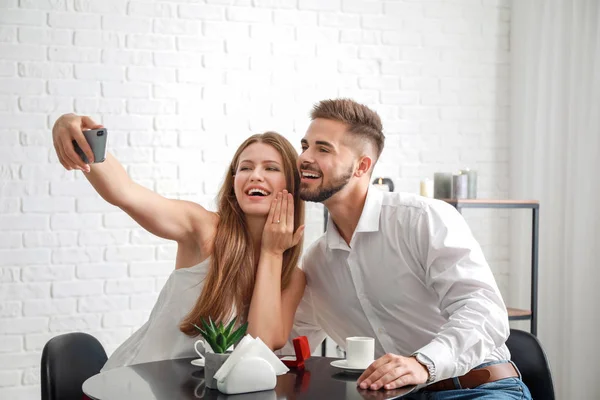 Felice fidanzati prendendo selfie in caffè — Foto Stock