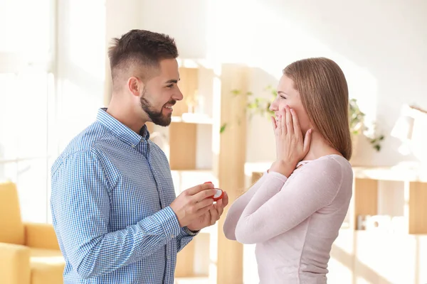 Jovem pedindo em casamento a sua amada em casa — Fotografia de Stock