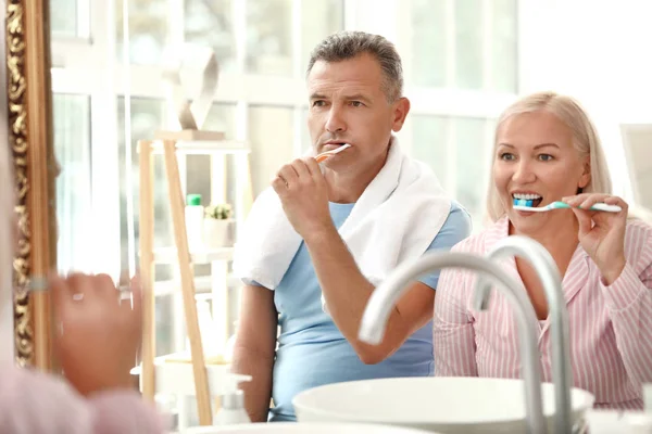 Reife Paare beim Zähneputzen zu Hause — Stockfoto
