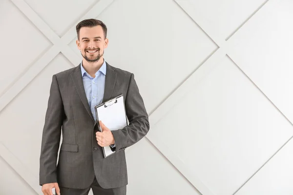 Retrato de belo empresário em fundo cinza — Fotografia de Stock