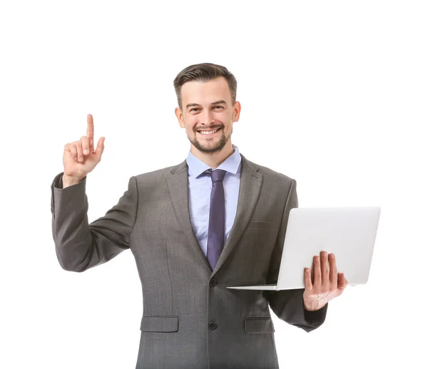 Retrato de hombre de negocios guapo con el ordenador portátil y el dedo índice levantado sobre fondo blanco — Foto de Stock