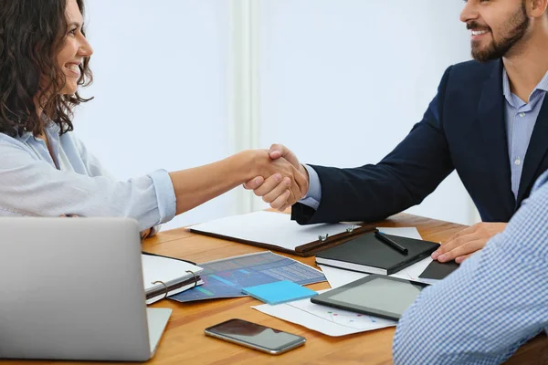 Zakelijke partners schudden handen in het kantoor — Stockfoto