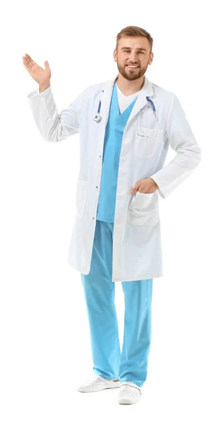 Porträt eines männlichen Arztes, der etwas auf weißem Hintergrund zeigt — Stockfoto
